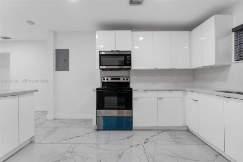 House in West Park, Florida 4 bedrooms, 128.95 sq.m. № 2076130 - photo 7