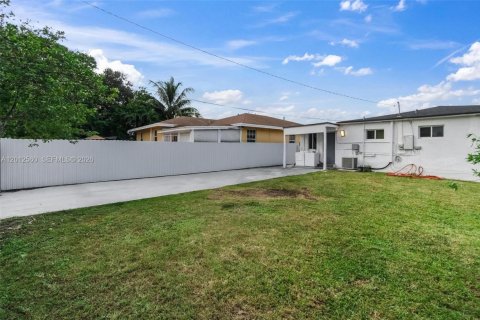 House in West Park, Florida 4 bedrooms, 128.95 sq.m. № 2076130 - photo 29
