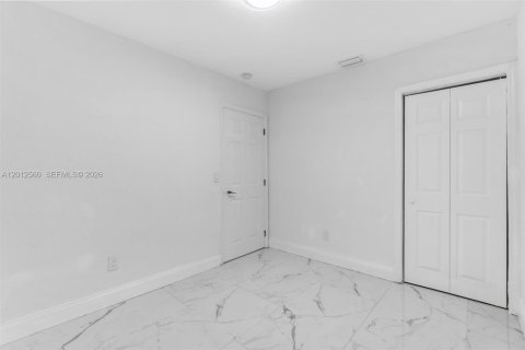 House in West Park, Florida 4 bedrooms, 128.95 sq.m. № 2076130 - photo 14