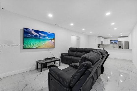 House in West Park, Florida 4 bedrooms, 128.95 sq.m. № 2076130 - photo 21