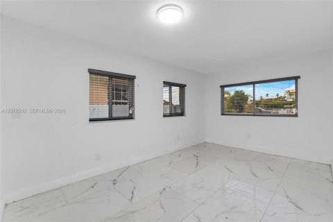 House in West Park, Florida 4 bedrooms, 128.95 sq.m. № 2076130 - photo 10
