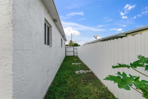 House in West Park, Florida 4 bedrooms, 128.95 sq.m. № 2076130 - photo 28