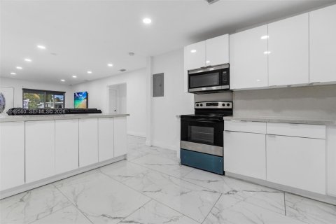 House in West Park, Florida 4 bedrooms, 128.95 sq.m. № 2076130 - photo 5
