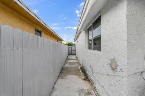 House in West Park, Florida 4 bedrooms, 128.95 sq.m. № 2076130 - photo 30