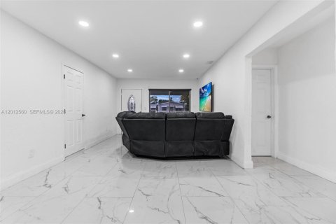 House in West Park, Florida 4 bedrooms, 128.95 sq.m. № 2076130 - photo 19