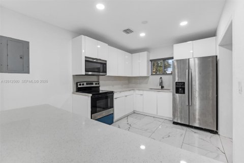 House in West Park, Florida 4 bedrooms, 128.95 sq.m. № 2076130 - photo 4