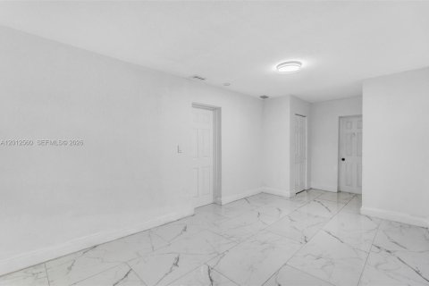 House in West Park, Florida 4 bedrooms, 128.95 sq.m. № 2076130 - photo 12