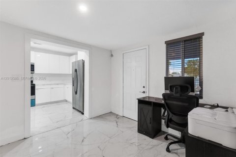 House in West Park, Florida 4 bedrooms, 128.95 sq.m. № 2076130 - photo 23