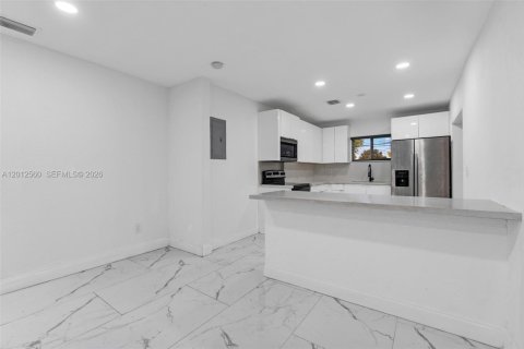 House in West Park, Florida 4 bedrooms, 128.95 sq.m. № 2076130 - photo 3