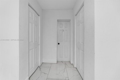 House in West Park, Florida 4 bedrooms, 128.95 sq.m. № 2076130 - photo 24
