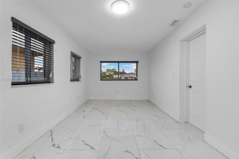 House in West Park, Florida 4 bedrooms, 128.95 sq.m. № 2076130 - photo 11