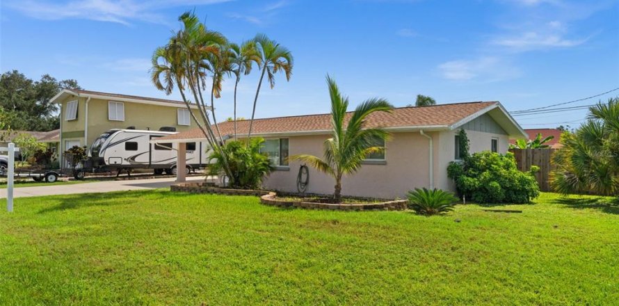 House in Venice, Florida 2 bedrooms, 80.17 sq.m. № 2144957