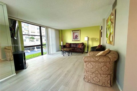 Condo in Fort Lauderdale, Florida, 2 bedrooms  № 1985873 - photo 10