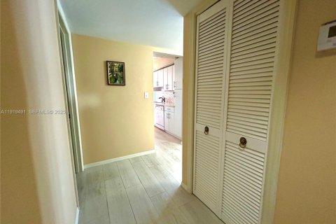 Condo in Fort Lauderdale, Florida, 2 bedrooms  № 1985873 - photo 18