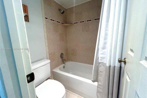 Condo in Fort Lauderdale, Florida, 2 bedrooms  № 1985873 - photo 24