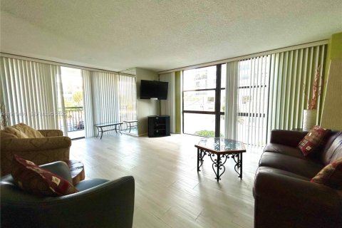 Condo in Fort Lauderdale, Florida, 2 bedrooms  № 1985873 - photo 11