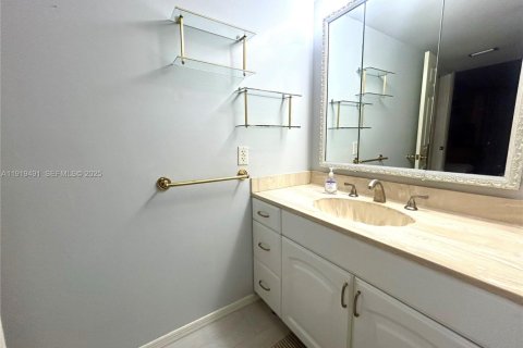 Condo in Fort Lauderdale, Florida, 2 bedrooms  № 1985873 - photo 23
