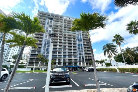 Condo in Fort Lauderdale, Florida, 2 bedrooms  № 1985873 - photo 1