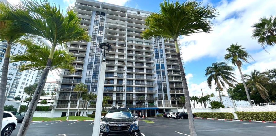 Condo in Fort Lauderdale, Florida, 2 bedrooms  № 1985873