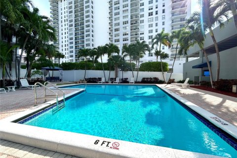 Condo in Fort Lauderdale, Florida, 2 bedrooms  № 1985873 - photo 25