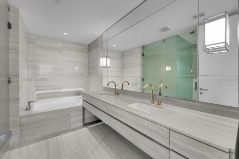 Condo in Sunny Isles Beach, Florida, 4 bedrooms  № 1997769 - photo 27