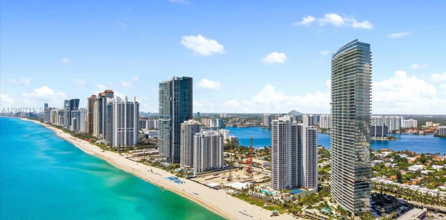 Condo in Sunny Isles Beach, Florida, 4 bedrooms  № 1997769