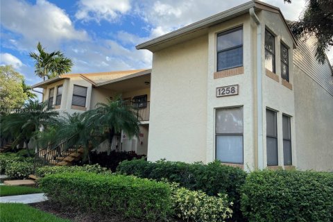 Снять в аренду кондоминиум в Дирфилд-Бич, Флорида 2 спальни, 85.1м2, № 1922012 - фото 1