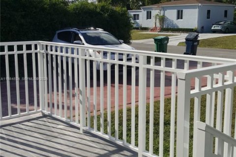 Снять в аренду виллу или дом в Майами, Флорида 2 спальни, 142.33м2, № 2051371 - фото 3