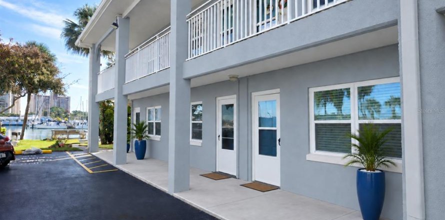 Condo à Treasure Island, Floride, 1 chambre  № 2384335