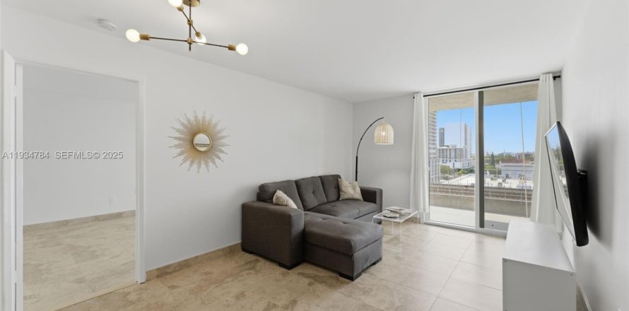 Condominio en Miami, Florida, 2 dormitorios  № 1993012