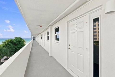 Condominio en venta en Lauderdale-by-the-Sea, Florida, 1 dormitorio, 61.5 m2 № 2431957 - foto 17