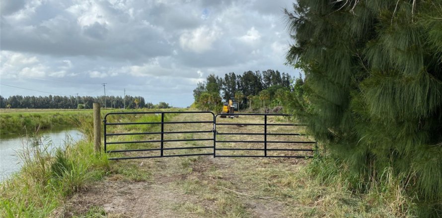 Terreno en Fort Pierce, Florida № 1173016