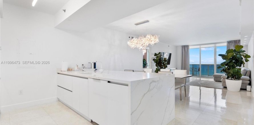 Квартира в Халландейл-Бич, Флорида 3 спальни, 161м2 № 2066949