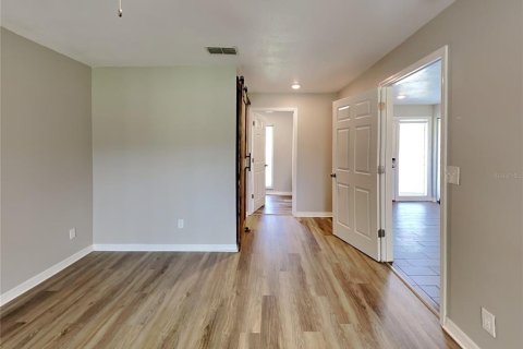 Villa ou maison à louer à Zephyrhills, Floride: 4 chambres, 189.52 m2 № 1911022 - photo 7