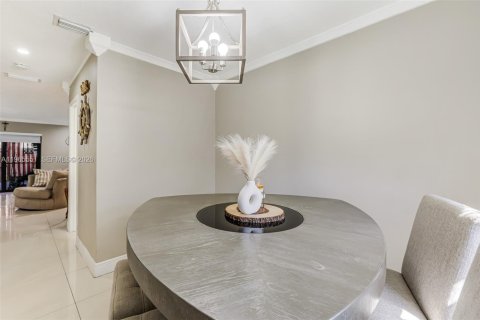 Adosado en venta en Hialeah, Florida, 3 dormitorios, 137.31 m2 № 2028282 - foto 12