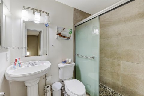 Adosado en venta en Hialeah, Florida, 3 dormitorios, 137.31 m2 № 2028282 - foto 23