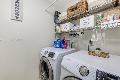 Adosado en venta en Hialeah, Florida, 3 dormitorios, 137.31 m2 № 2028282 - foto 26