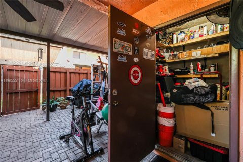 Adosado en venta en Hialeah, Florida, 3 dormitorios, 137.31 m2 № 2028282 - foto 29
