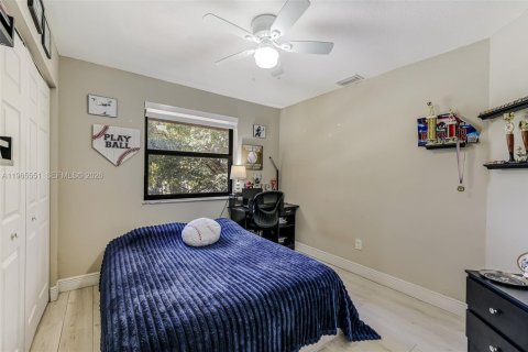 Adosado en venta en Hialeah, Florida, 3 dormitorios, 137.31 m2 № 2028282 - foto 24