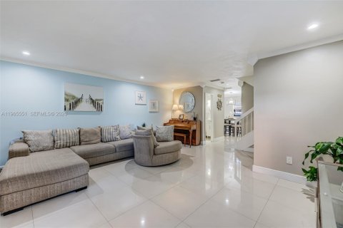 Adosado en venta en Hialeah, Florida, 3 dormitorios, 137.31 m2 № 2028282 - foto 6