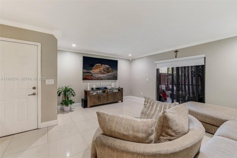 Adosado en venta en Hialeah, Florida, 3 dormitorios, 137.31 m2 № 2028282 - foto 8