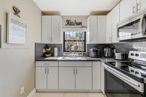 Adosado en venta en Hialeah, Florida, 3 dormitorios, 137.31 m2 № 2028282 - foto 14