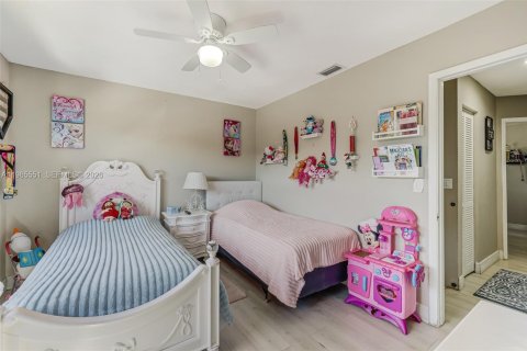 Adosado en venta en Hialeah, Florida, 3 dormitorios, 137.31 m2 № 2028282 - foto 21