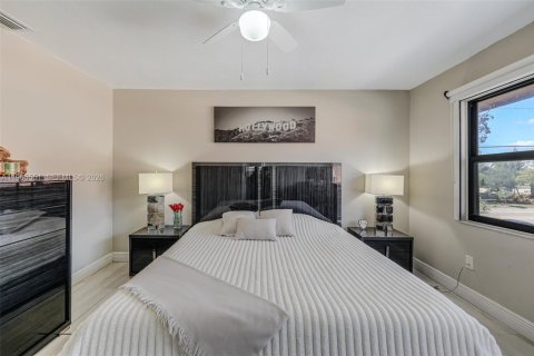 Adosado en venta en Hialeah, Florida, 3 dormitorios, 137.31 m2 № 2028282 - foto 17