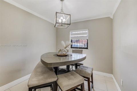 Adosado en venta en Hialeah, Florida, 3 dormitorios, 137.31 m2 № 2028282 - foto 11