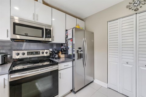 Adosado en venta en Hialeah, Florida, 3 dormitorios, 137.31 m2 № 2028282 - foto 15