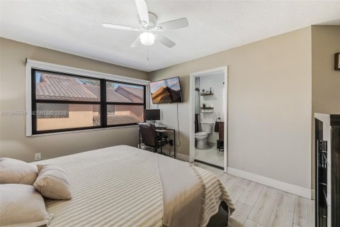 Adosado en venta en Hialeah, Florida, 3 dormitorios, 137.31 m2 № 2028282 - foto 18