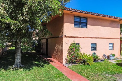 Adosado en venta en Hialeah, Florida, 3 dormitorios, 137.31 m2 № 2028282 - foto 3