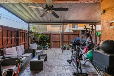 Adosado en venta en Hialeah, Florida, 3 dormitorios, 137.31 m2 № 2028282 - foto 27