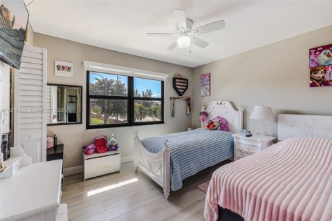 Adosado en venta en Hialeah, Florida, 3 dormitorios, 137.31 m2 № 2028282 - foto 20